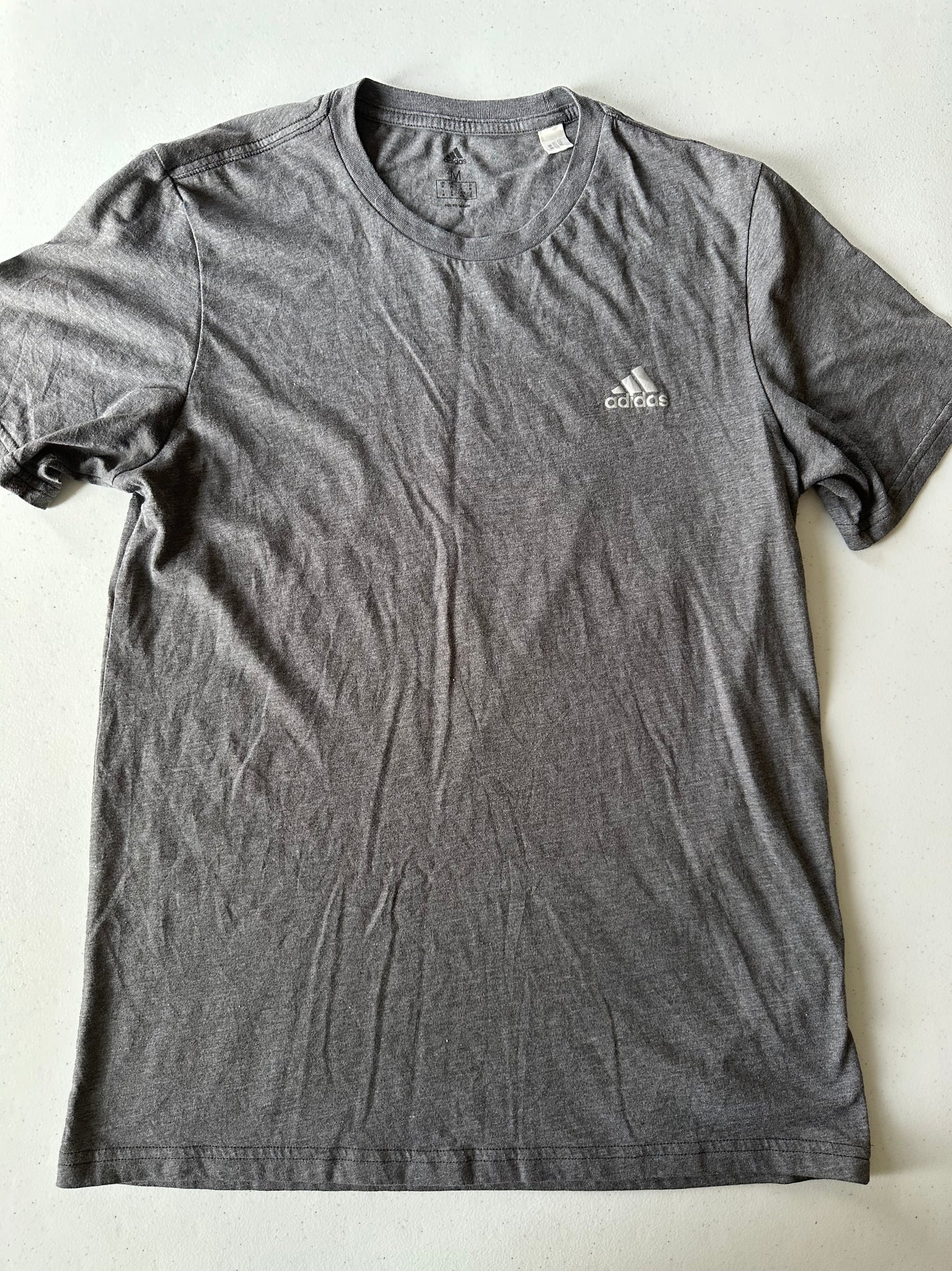 Playera M Adidas gris