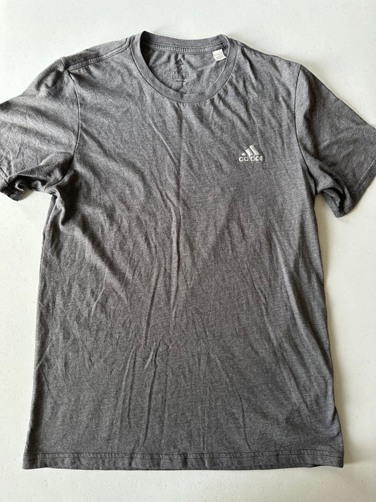 Playera M Adidas gris