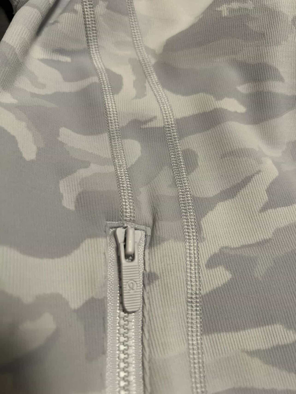 Jacket talla 8 camo gris y blanco