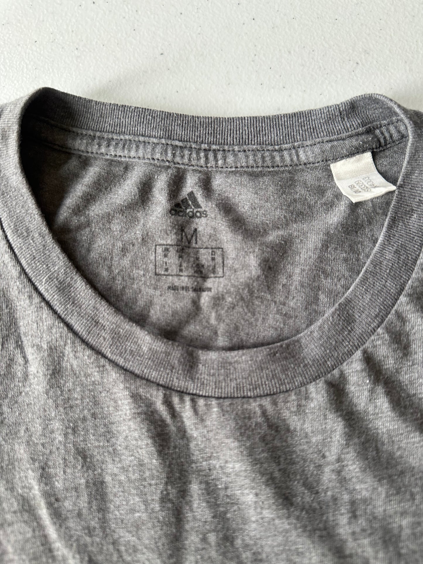 Playera M Adidas gris