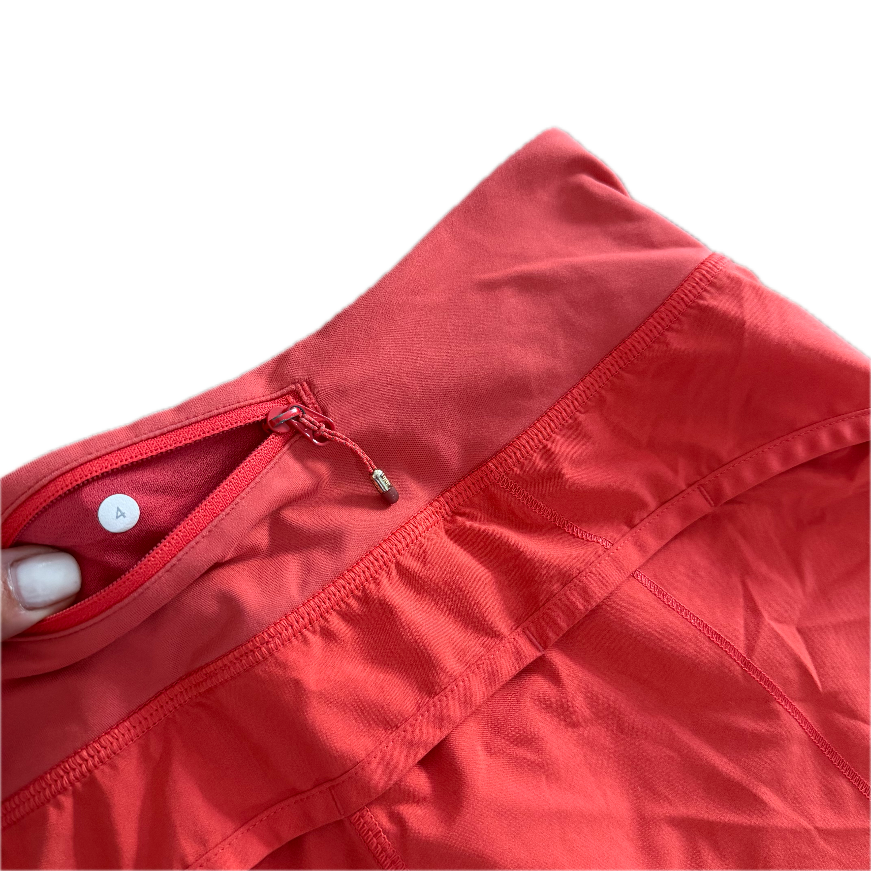 Short Lululemon talla 4 color rojo tela Luxtreme™