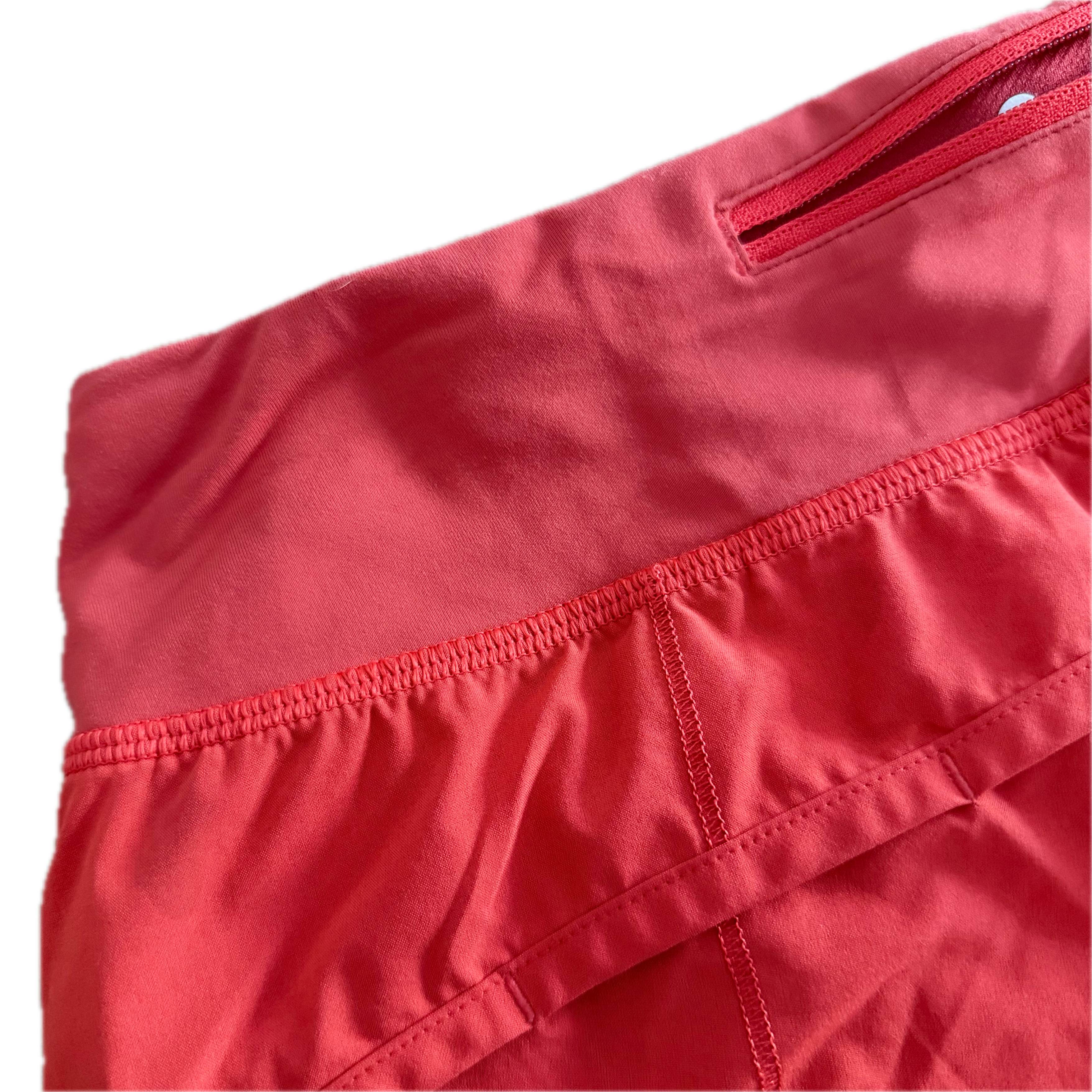 Short Lululemon talla 4 color rojo tela Luxtreme™