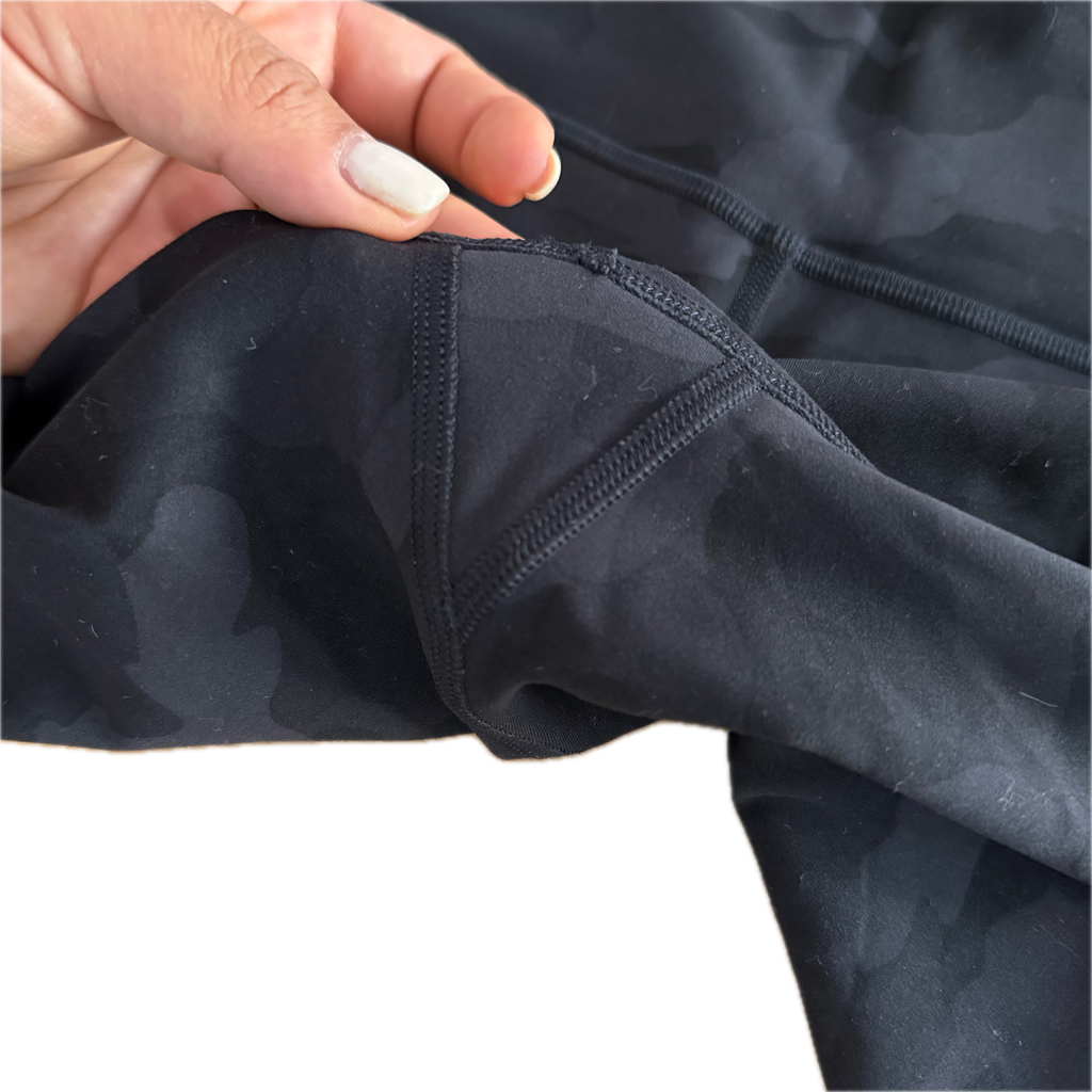 Biker Lululemon talla 4 color camo negro/gris tela Nulu™