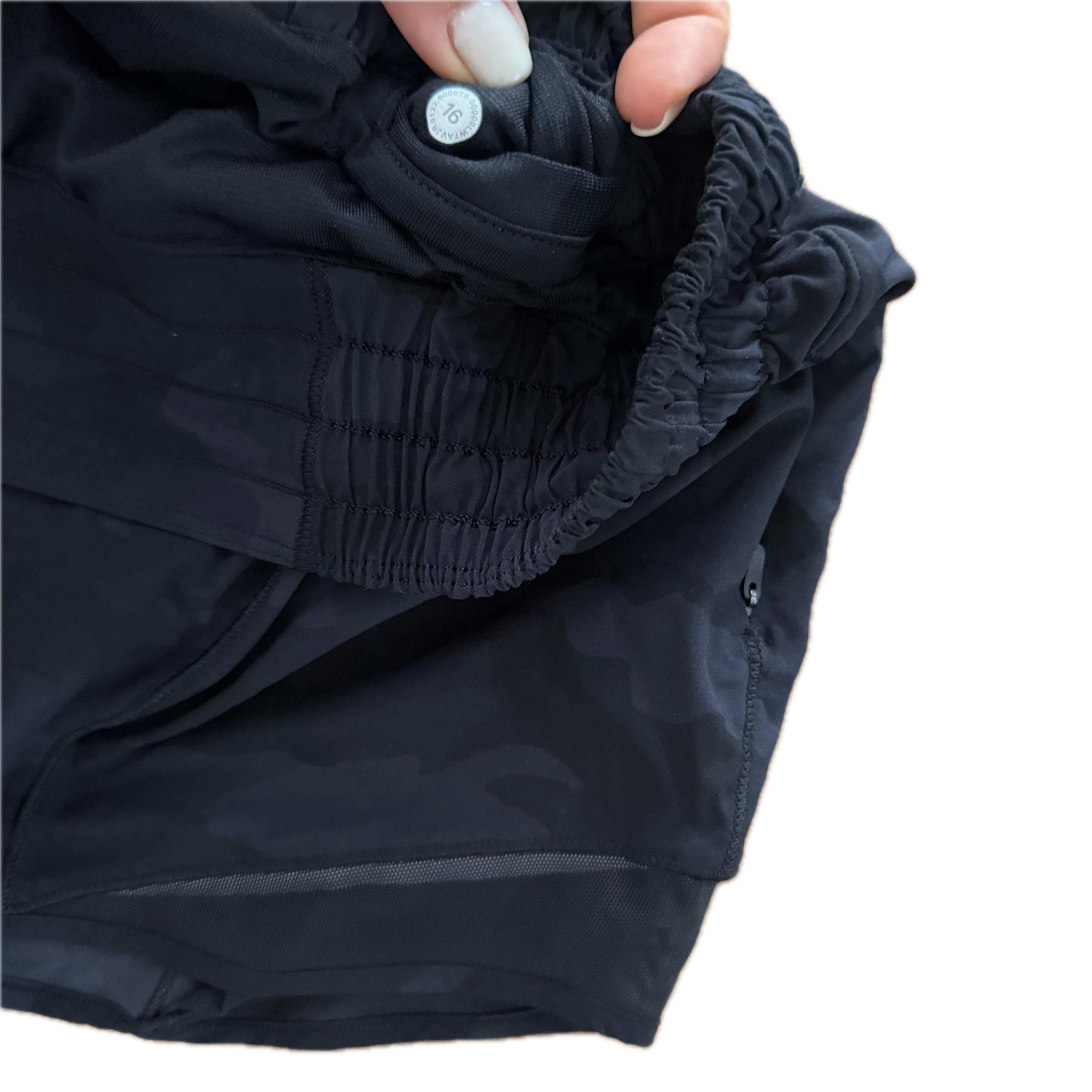 Short Lululemon talla 16 camo negro tela Nulux™