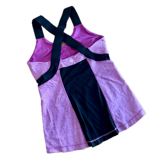 Tank top 8 morada con tirantes negros