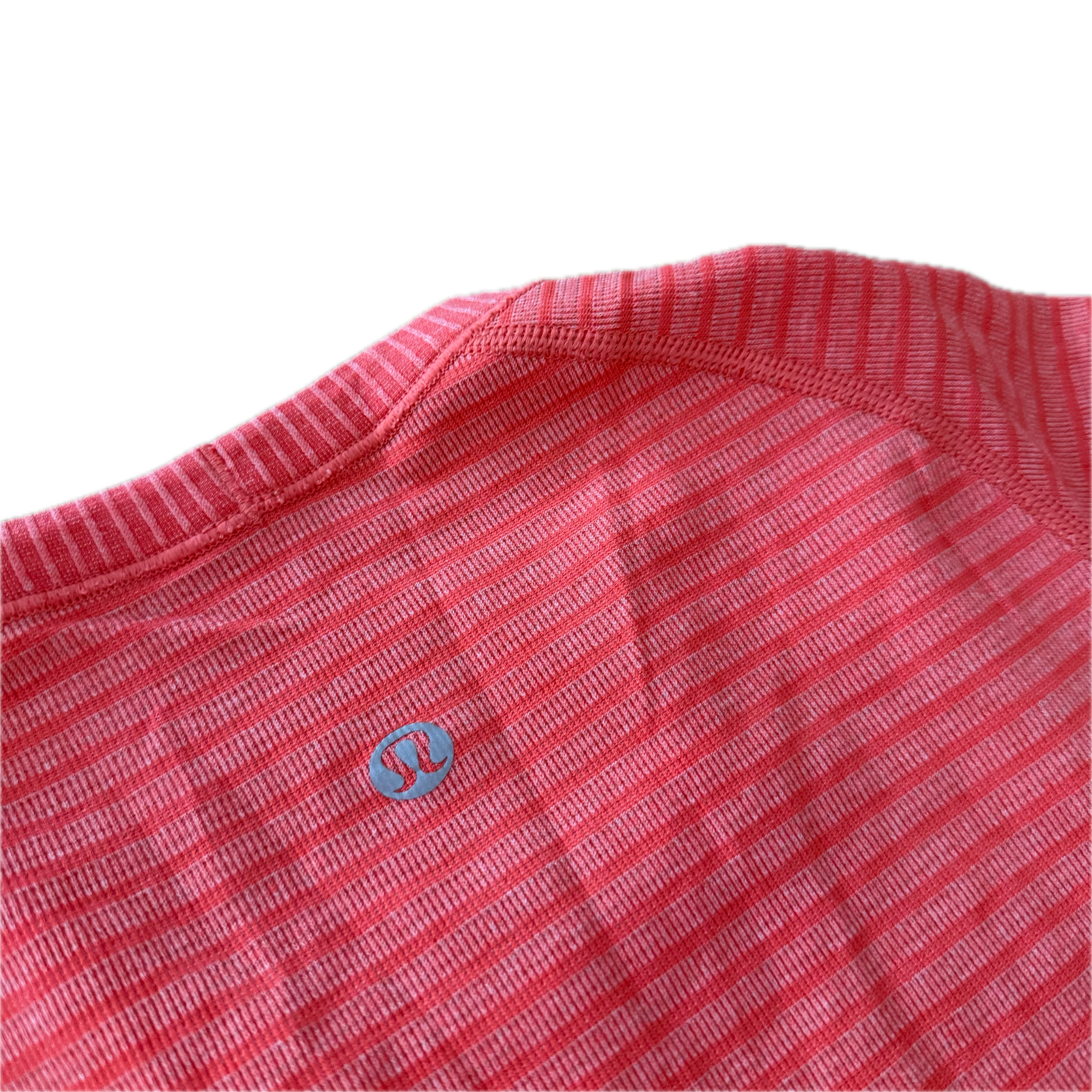 Playera Lululemon talla 2 color salmón tela Silverescent®