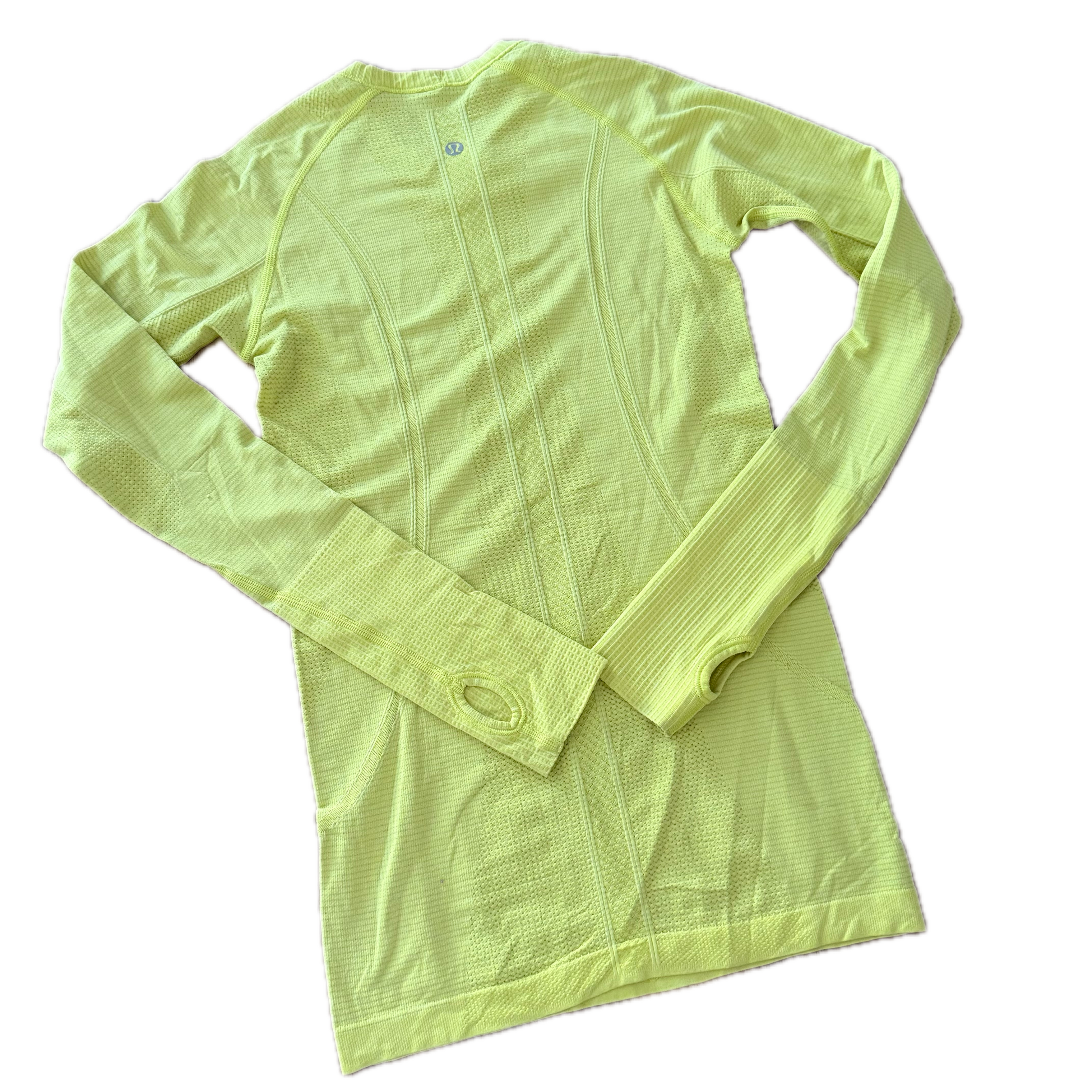 Playera Lululemon talla 4 color amarillo tela Silverescent®