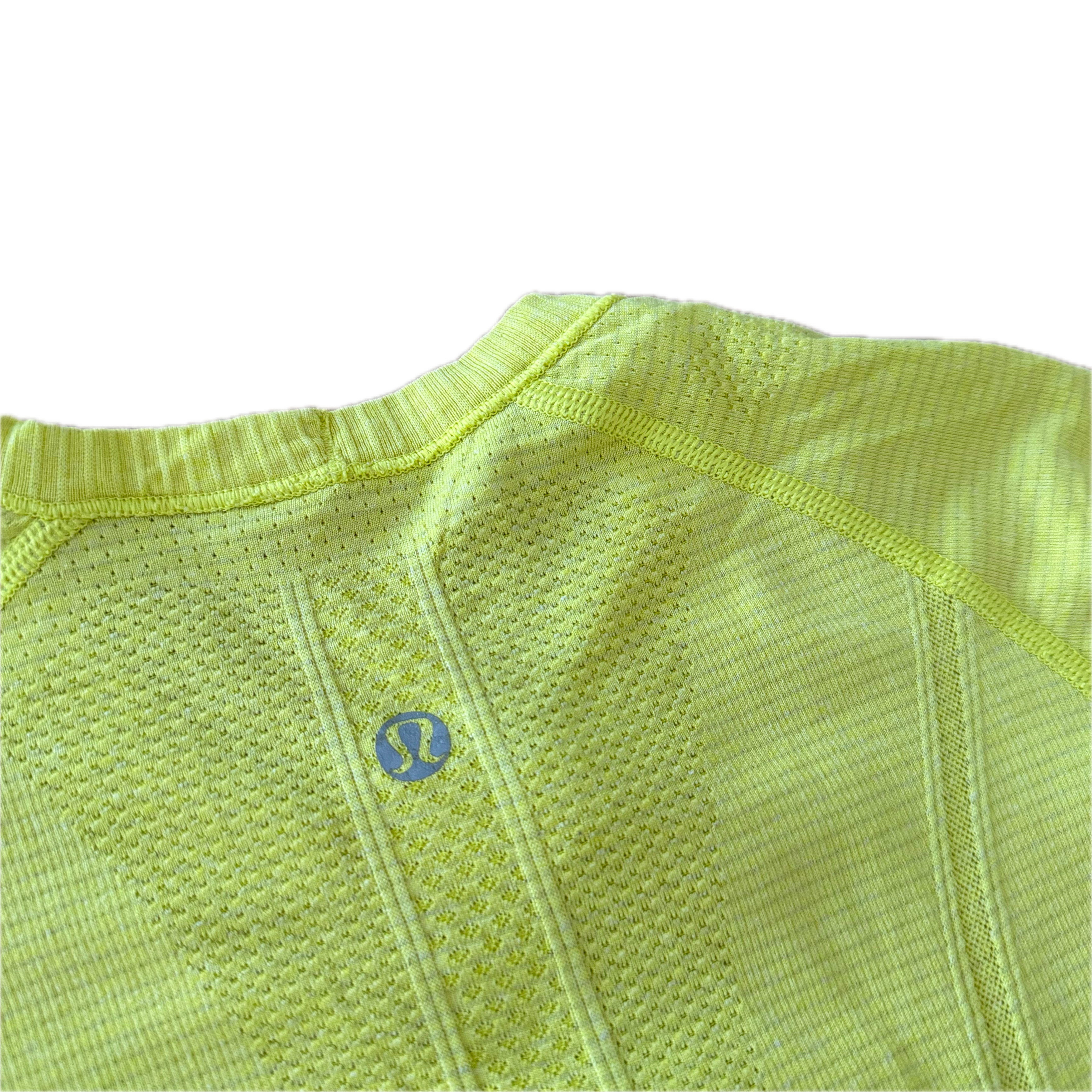 Playera Lululemon talla 4 color amarillo tela Silverescent®