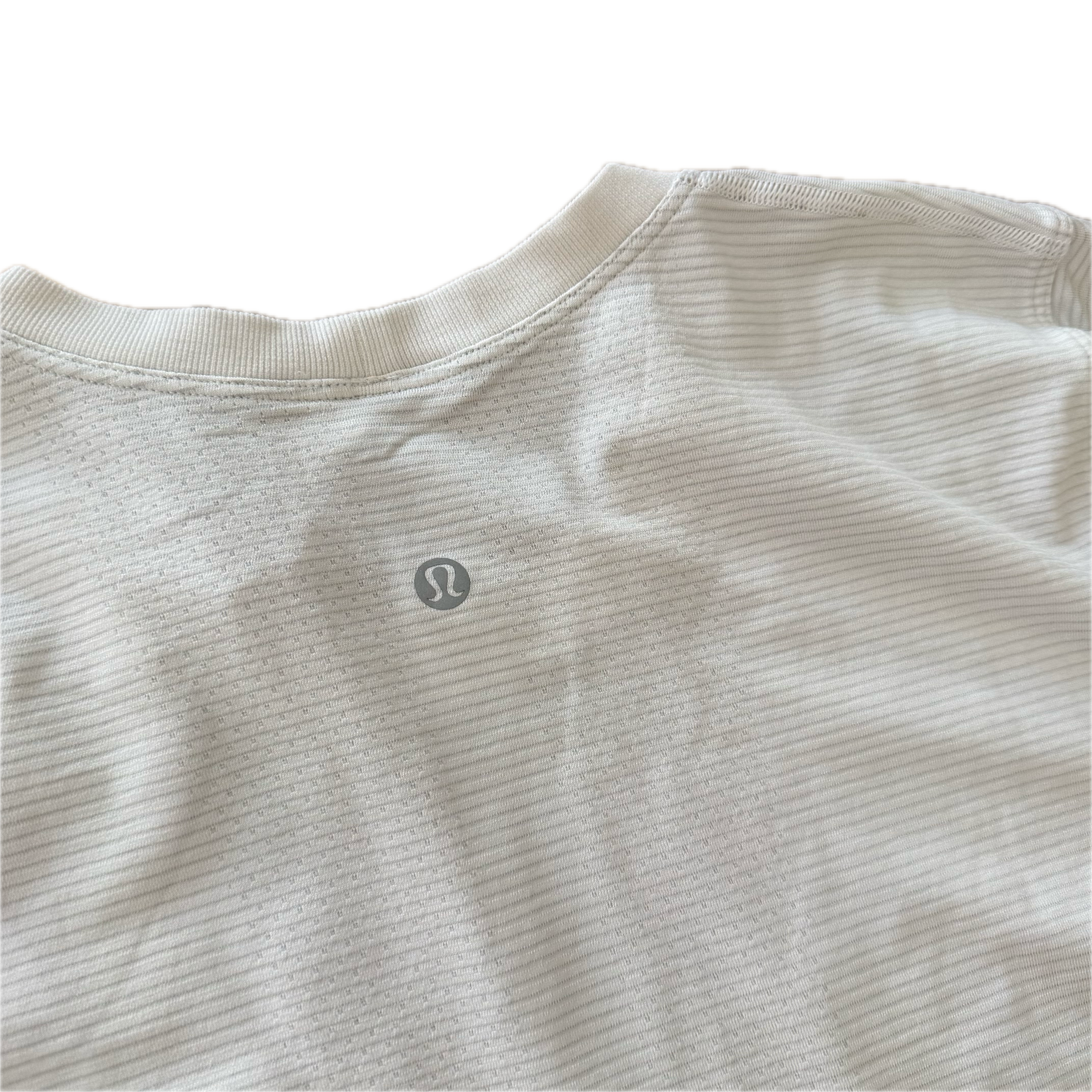 Playera Lululemon talla 14 color blanco tela Silverescent™