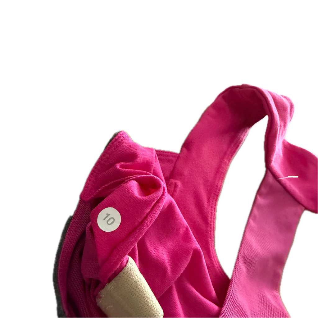 Tank top talla 10 gris con cuello rosa