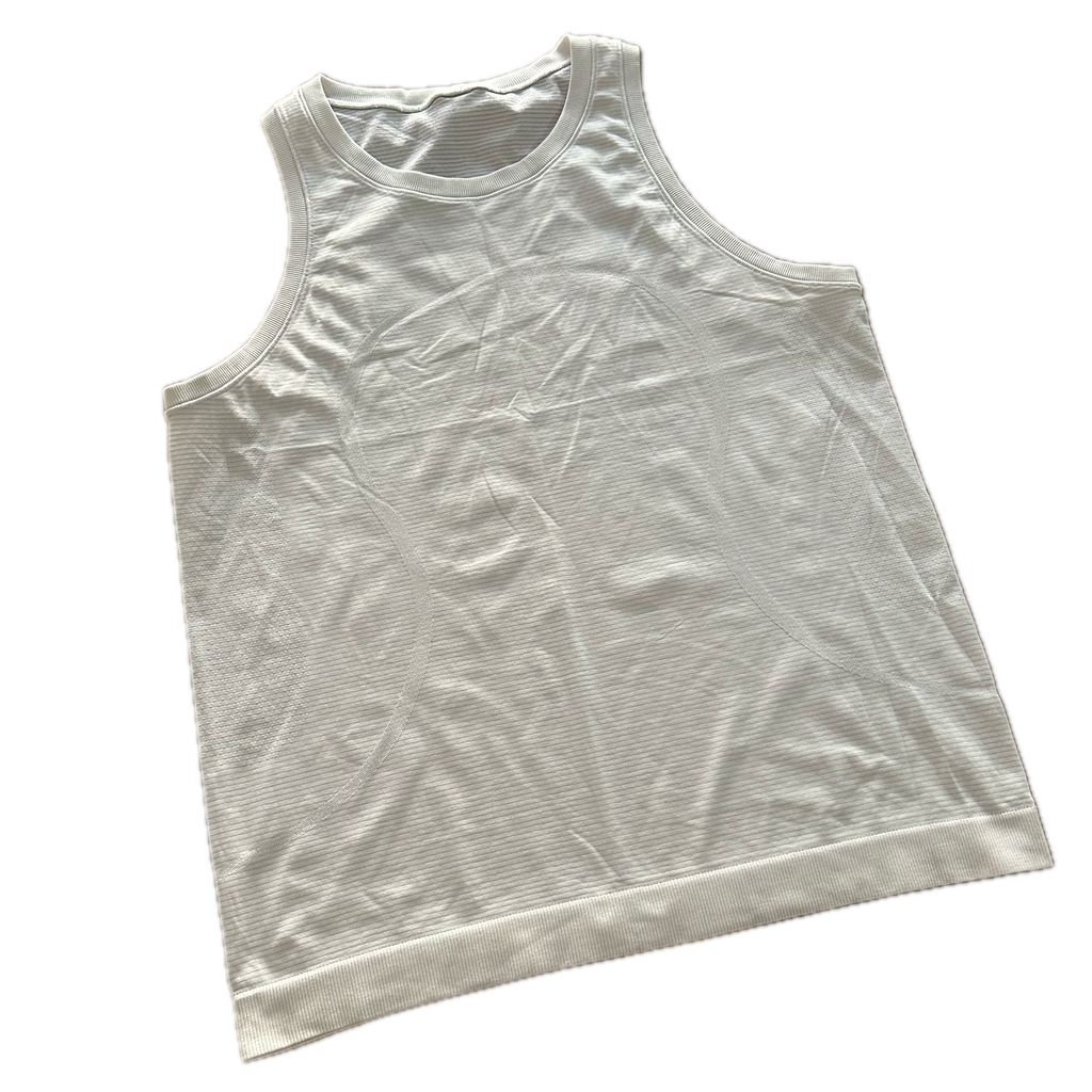 Tank Lululemon talla L blanca con hoyitos