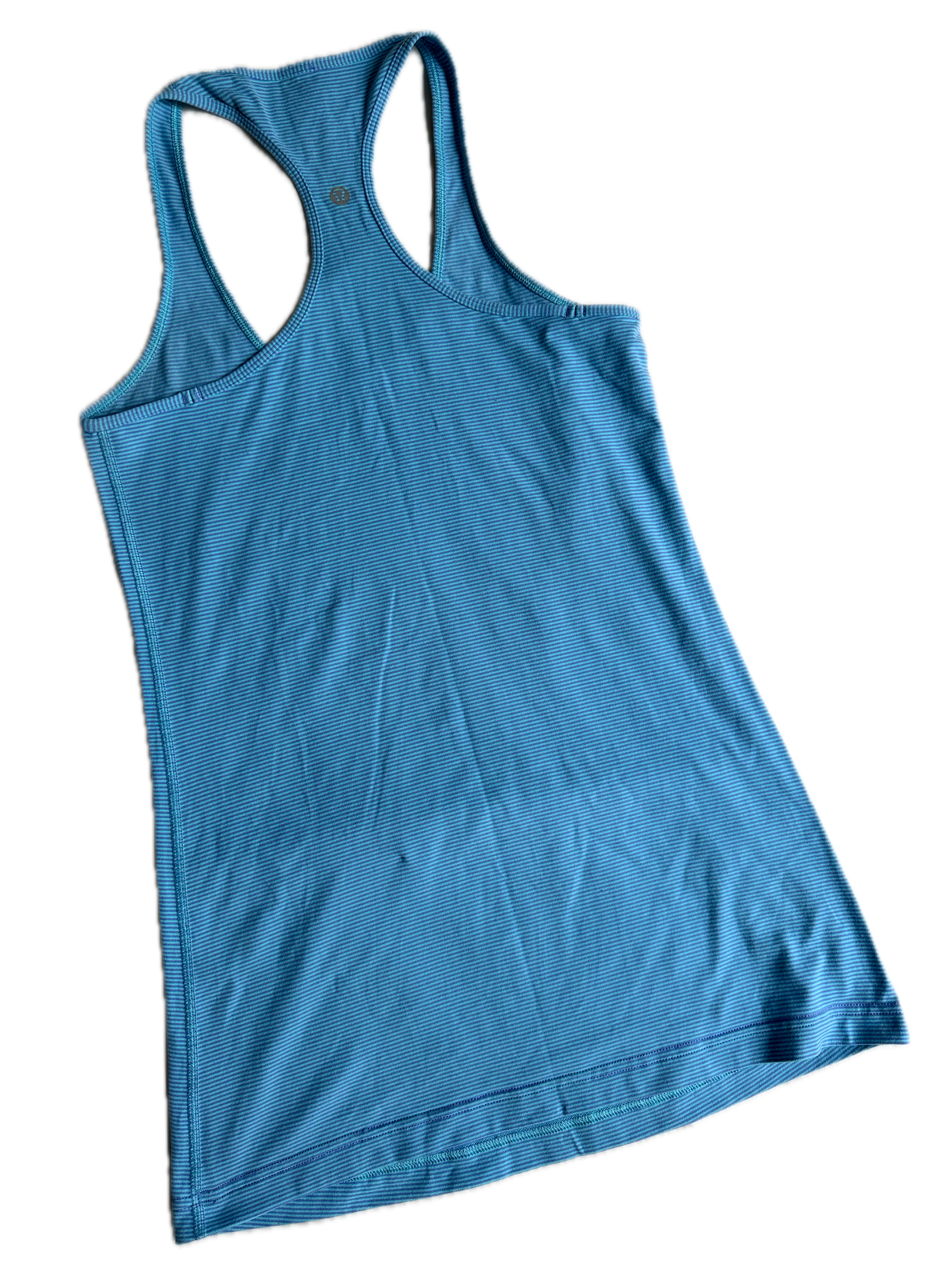Tank Lululemon talla M  azul con rayitas tenues
