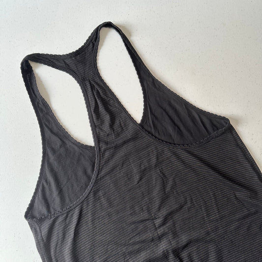 Tank 10-12 Lululemon rayitas negra